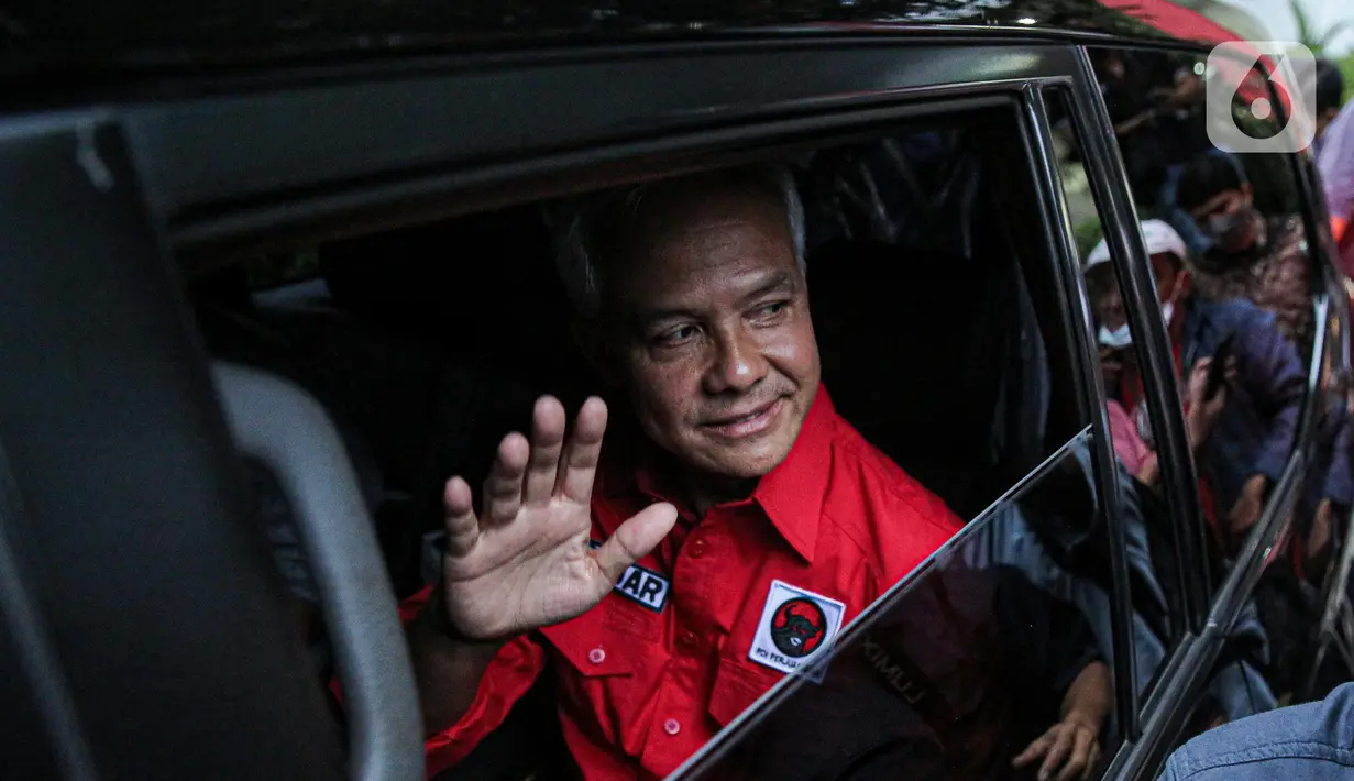 Gubernur Jawa Tengah Ganjar Pranowo menyapa awak media usai dipanggil di DPP PDIP, Jakarta, Senin (24/10/2022). Gubernur Jawa Tengah (Jateng) Ganjar Pranowo menegaskan bahwa dirinya akan taat terhadap aturan Partai PDI Perjuangan (PDIP) soal Capres 2024. (Liputan6.com/Faizal Fanani)