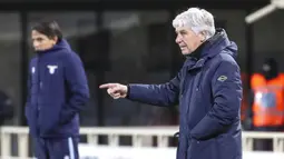 Pelatih Atalanta Gian Piero Gasperini memberikan instruksi saat anak asuhnya menghadapi Lazio pada pertandingan Coppa Italia di Stadion Gewiss, Bergamo, Italia, Rabu (27/1/2021). Atalanta melaju ke semifinal Coppa Italia usai menaklukkan Lazio 3-2. (Stefano Nicoli/LaPresse via AP)