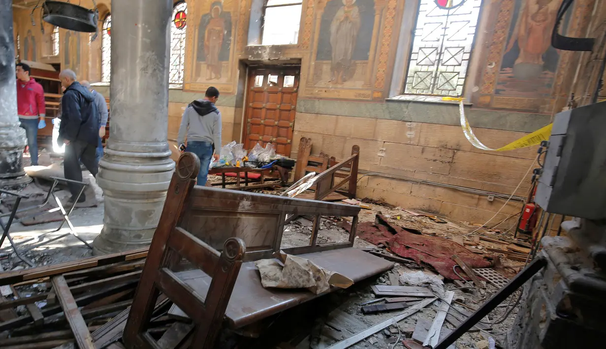 Pejabat keamanan melakukan penyelidikan di lokasi ledakan di Gereja Katedral Koptik, Kairo, Mesir, Minggu (11/12). Ledakan yang menewaskan 25 orang itu terjadi saat jemaat di gereja sedang melaksanakan ibadah misa. (REUTERS/Amr Abdallah Dalsh)