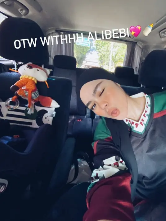 Saat di perjalanan menuju studio rekaman, Sivia sempat selfie di dalam mobil [instagram/siviazizah]