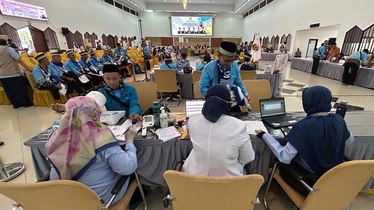 FOTO: Kloter Pertama Jemaah Haji Jakarta Mulai Masuki Asrama Pondok Gede
