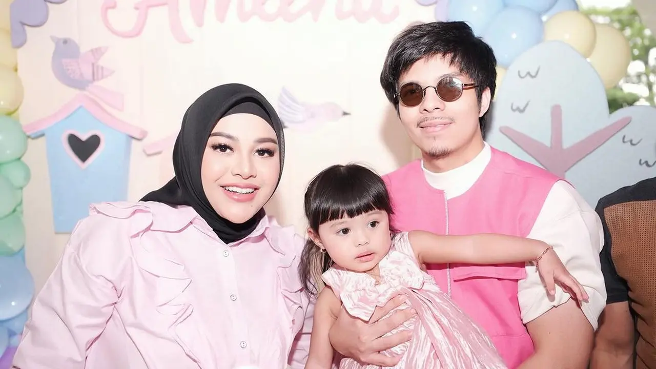 Gaya Kompak Serba Pink Atta Halilintar-Aurel Hermansyah di Perayaan Ulang Tahun ke-2 Ameena
