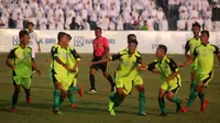 Pemain Ponpes Nurul Khairat berselebrasi seusai mencetak gol di final Liga Santri Nasional 2018 di Stadion Sriwedari, Solo, Minggu (7/10/2018). (Bola.com/Ronald Seger Prabowo)