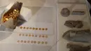 Sejumlah koin emas Romawi kuno ditampilkan selama konferensi pers di Milan, Italia, 10 September 2018. Koin-koin itu ditemukan pekan lalu, dan telah dipindahkan ke laboratorium restorasi Mibac, di mana para arkeolog akan memeriksa mereka. (AP/Luca Bruno)
