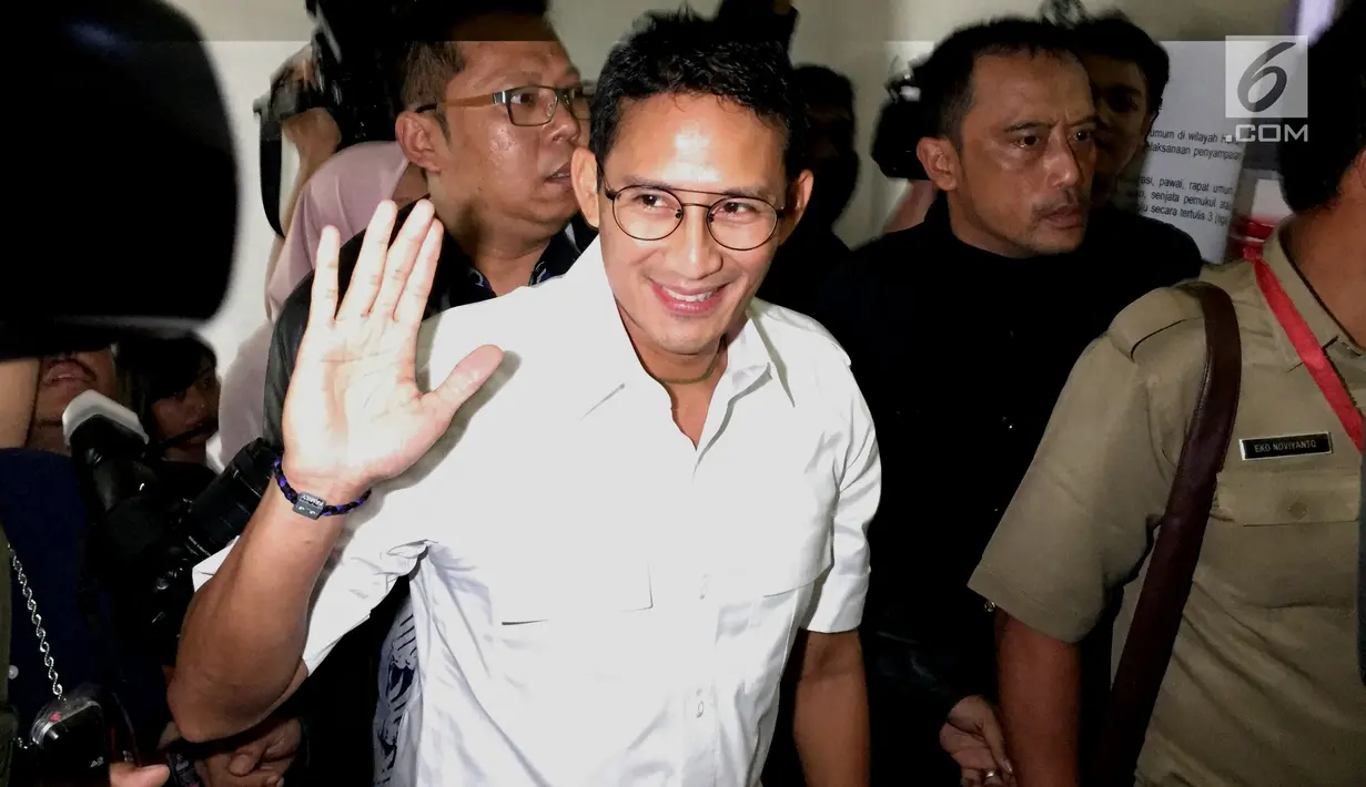 Wakil Gubernur DKI Jakarta Sandiaga Uno bersiap menjalani pemeriksaan di Polda Metro Jaya, Jakarta, Selasa (30/1). Sandiaga diperiksa terkait dugaan penggelapan lahan. (Liputan6.com/Immanuel Antonius)