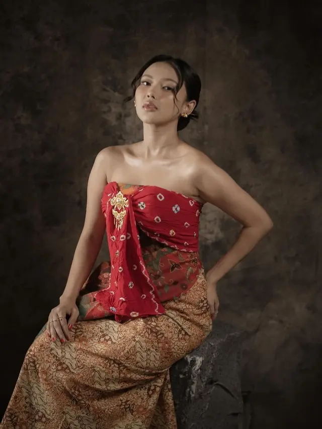 Pesona Shakira Jasmine dalam Balutan Kain yang Dijadikan Pakaian