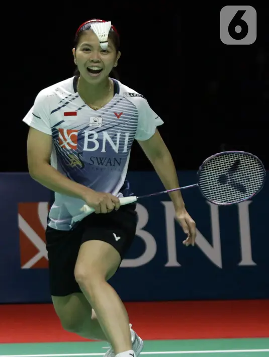 Pebulu tangkis ganda putri, Greysia Polii saat memainkan laga eksebisi saat acara perpisahan bertajuk "Greysia Polii: Testimonial Day" di di Istora Senayan Jakarta, Minggu (12/6/2022). Bersama Apriyani Rahayu, Greysia Polii mencetak sejarah dengan meraih emas di Olimpiade Tokyo 2020. (Liputan6.com/Helmi Fithriansyah)