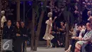 Model berjalan membawakan busana rancangan Sebastian Gunawan  bertema "A Midsummer Night's Dream" di Jakarta, Kamis (19/11). Tian Gunawan terinspirasi dari karya sastrawan William Shakespear. (Liputan6.com/Herman Zakharia)