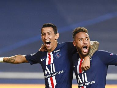 Pemain Paris Saint-Germain (PSG), Angel Di Maria dan Neymar, melakukan selebrasi usai mencetak gol ke gawang RB Leipzig pada laga semifinal Liga Champions di Stadion The Luz, Rabu (19/8/2020). PSG menang dengan skor 3-0. (David Ramos/Pool via AP)