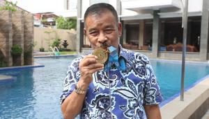 Manajer sekaligus Komisaris PT Persib Bandung Bermartabat (PBB), Umuh Muchtar. (Bola.com/Muhammad Iqbal Ichsan).