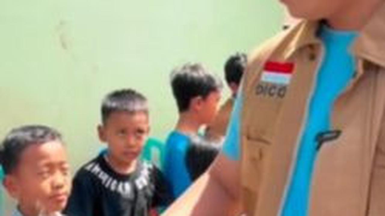 "Halo ini pada kelas berapa sekolahnya?," tanya Dico sambil menyalami anak-anak tersebut.