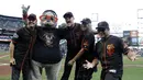 Pentolan Metallica Lars Ulrich, Mascot SF Giants, James Hetfield, Kirk Hammett dan Robert Trujillo berfoto sebelum laga MLB antara SF Giants melawan Chicago Cubs di San Francisco, (7/8/2017).  (AP/Marcio Jose Sanchez)