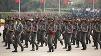 Personel militer berpartisipasi dalam parade pada Hari Angkatan Bersenjata di Naypyitaw, Myanmar, Sabtu (27/3/2021). Dalam parade itu pasukan membawa obor dan bendera sambil berbaris di samping kendaraan militer. (AP Photo)