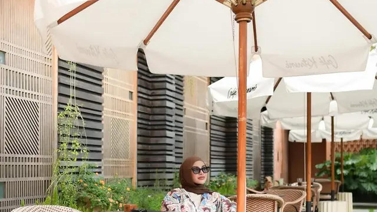 Gaya Aurel Hermansyah Terbaru saat Nongkrong di Kafe Bali, Anggun dengan Dress Flowy dan Tas Putih
