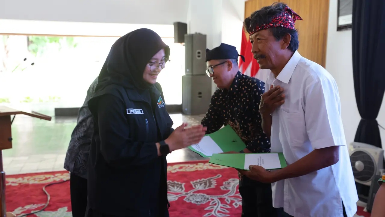Bupati Banyuwangi Serahkan Insentif Guru Rohani Lintas Agama, Dorong Pendidikan Karakter