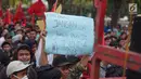 Massa aksi yang tergabung dari elemen mahasiswa, buruh, dan pelajar membawa spanduk dalam unjuk rasa di depan Gedung DPR RI, Jakarta, Senin (30/9/2019). Aksi unjuk rasa tersebut menyikapi penolakan terhadap UU KPK dan sejumlah RUU yang dinilai bermasalah. (Liputan6.com/Immanuel Antonius)