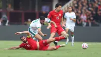 Pemain Timnas Indonesia, Jordi Amat (bawah) terjatuh saat berusaha mengadang laju pemain Irak, Aymen Hussein pada laga Grup F putaran kedua Kualifikasi Piala Dunia 2026 zona Asia di Stadion Utama Gelora Bung Karno (SUGBK), Senayan, Jakarta, Kamis (6/6/2024). (Bola.com/M Iqbal Ichsan)