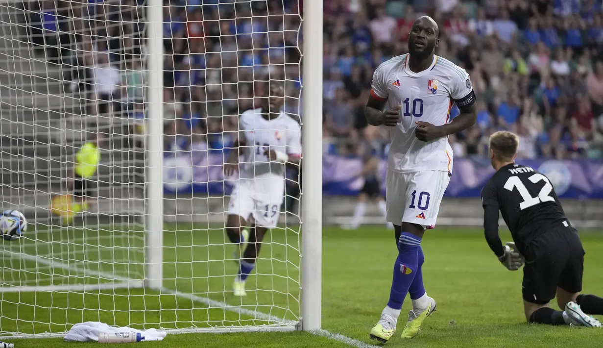 Pemain Belgia, Romelu Lukaku melakukan selebrasi setelah mencetak gol kedua timnya ke gawang Estonia pada laga Grup F Kualifikasi Euro 2024 yang berlangsung di A. Le Coq Arena, Tallinn, Estonia, Rabu (21/06/2023) dini hari WIB. Lukaku sukses mencetak dua gol untuk kemenangan 3-0 Belgia. (AP Photo/Pavel Golovkin)