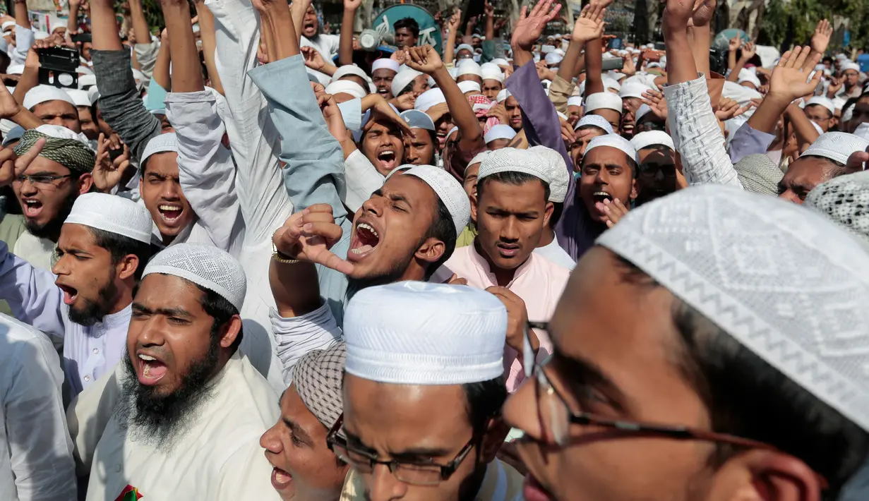 Pendukung dan simpatisan Hefazat-e-Islam melakukan aksi protes menuntut patung Lady Justice dihapus di kompleks Mahkamah Agung, Dhaka, Bangladesh, (24/2). (AP Photo / A.M. Ahad)