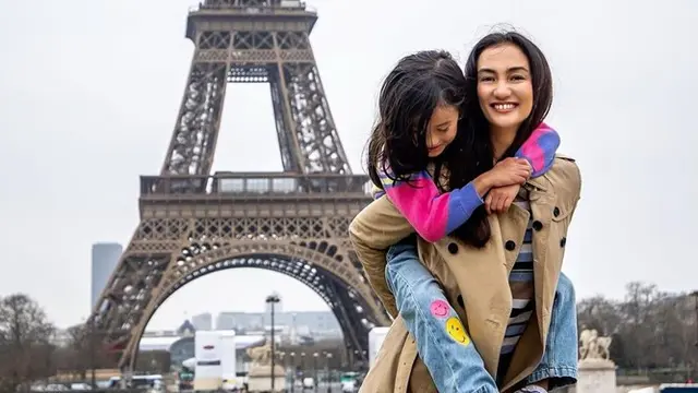 6 Potret Atiqah Hasiholan Liburan Berdua dengan Anak di Paris, Kompak ...