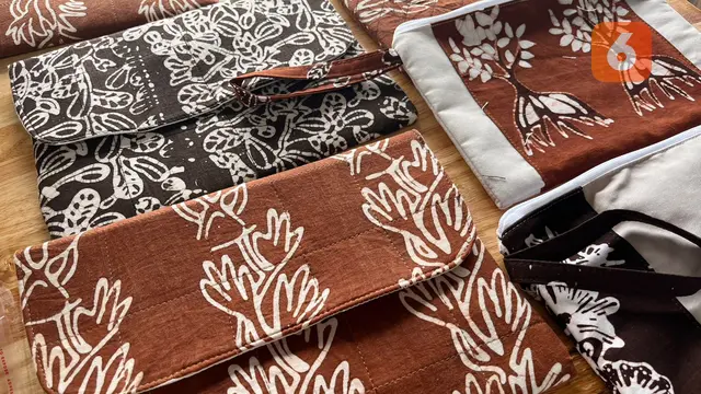 Kehadiran hutan mangrove dimanfaatkan warga lokal untuk membuat Kelompok Sima Batik di Tanjung Rejo, Kecamatan Percut Sei, Deli Serdang, Medan, Sumatra Utara.
