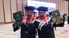 Wisuda S2 kali ini dijalani Sahrul Gunawan dan David Chalik dengan riang gembira. Dua sahabat itu merayakan dengan penuh suka cita bersama rekan wisudawan lain. Keduanya juga didampingi oleh pasangan dan keluarga masing-masing. Sahrul dan David sama-sama menyelesaikan pendidikan S2 di usia lebih dari 45 tahun. (Liputan6.com/IG/@sahrulgunawanofficial)