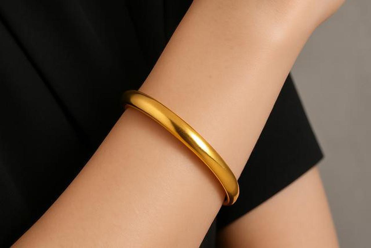 8 Inspirasi Gelang Emas Polos 24K, Fashion Item yang Enggak Pernah Ketinggalan Zaman