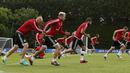 Aaron Ramsey dan para pemain Wales berlatih mempersiapkan fisik sebelum melawan Belgia di COSEC Stadium, Dinard, Prancis, (28/6/2016). (REUTERS/Gonzalo Fuentes)