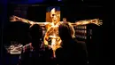 Pengunjung melihat salah satu karya seni yang dipajang dalam pameran anatomi tubuh manusia bertajuk 'Body Worlds' di Moskow, Rusia (24/3/2021). Pameran ini digagas oleh ahli anatomi asal Jerman, Gunther von Hagens. (AFP/Dimitar Dilkoff)