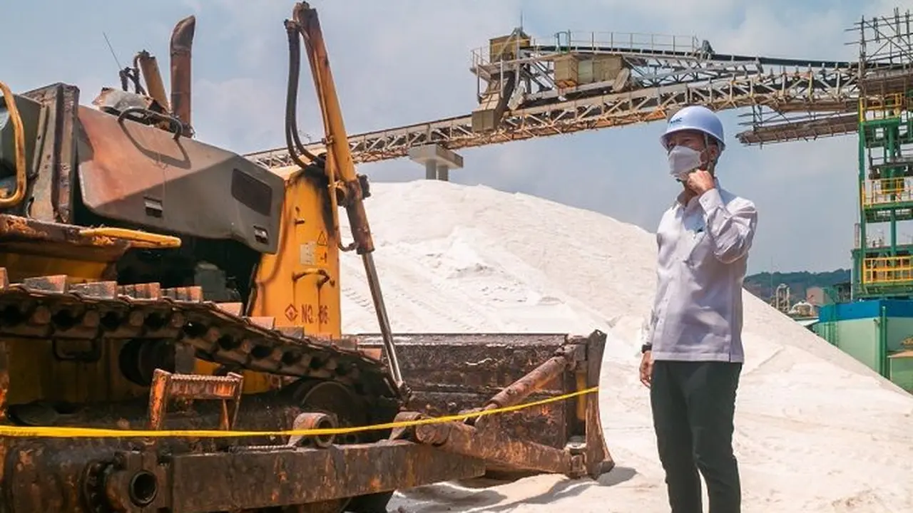 Menteri Perindustrian Agus Gumiwang Kartasasmita mengamati garam industri sebagai bahan baku industri kimia di PT Asahimas Chemical di Cilegon, Banten, 13 April 2022. (Dok Kemenperin)