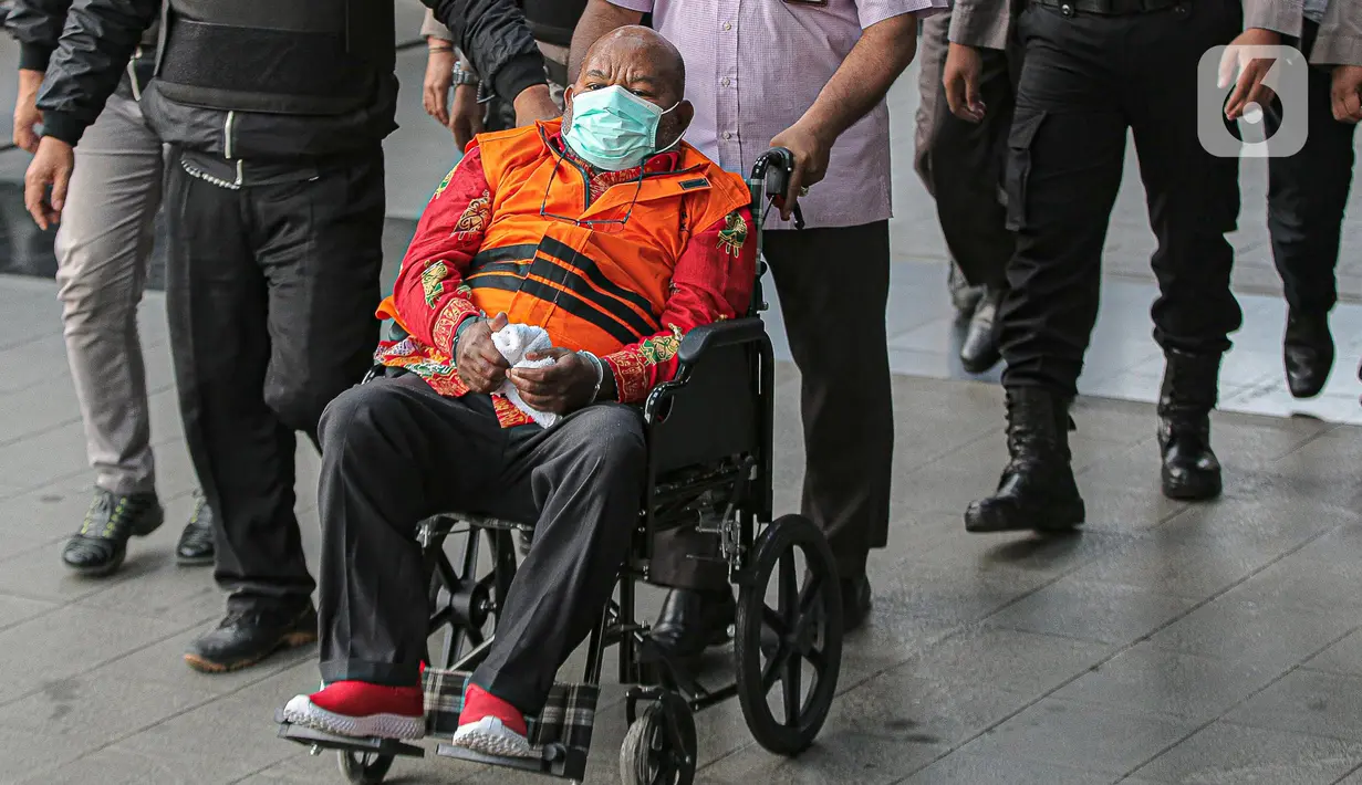Gubernur Papua Lukas Enembe dibawa dari RSPAD Gatot Subroto ke Gedung Merah Putih KPK, Jakarta, Kamis (12/1/2023). Berdasarkan pemeriksaan tim medis tersangka kasus dugaan korupsi pembangunan infrastruktur di Provinsi Papua itu telah dinyatakan fit to stand trial sehingga dapat menjalani pemeriksaan untuk melengkapi berkas perkaranya. (Liputan6.com/Faizal Fanani)
