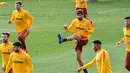 Bek AS Roma, Federico Fazio (tengah) melakukan pemanasan saat mengikuti sesi latihan di Trigoria, selatan Roma (11/2). AS Roma akan bertanding melawan Porto pada babak 16 besar Liga Champions di stadion Olimpico. (AFP Photo/Andreas Solaro)