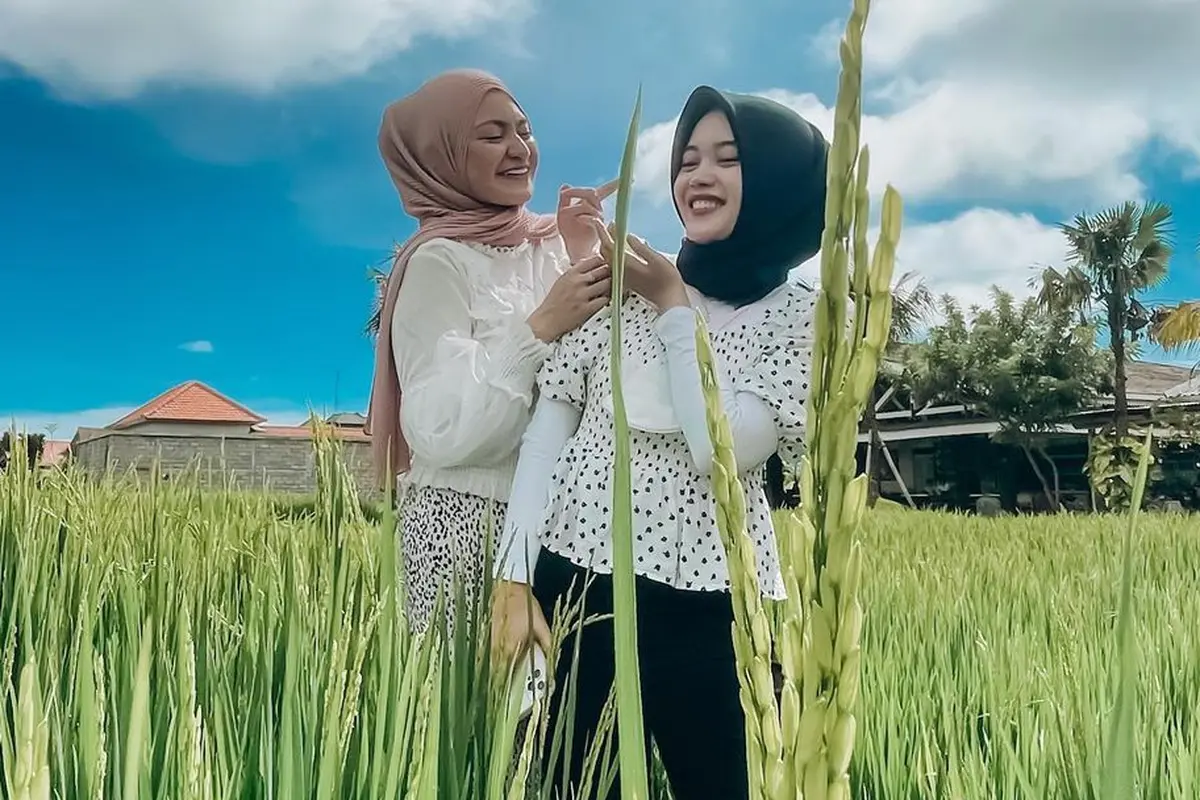 Lihat Kembali Momen Kedekatan Putri Delina dan Nathalie Holscher