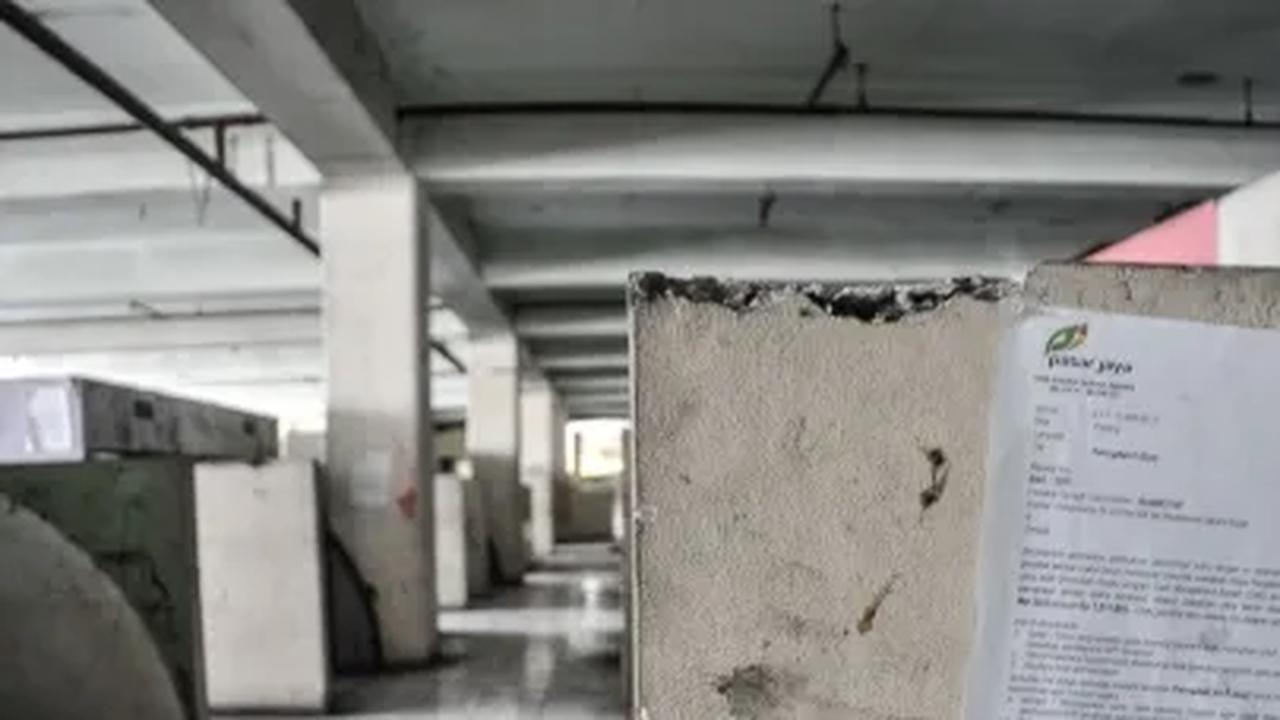 "Sudah dibersihkan, diusir, dan dilarang. Kalau dilihat dari TKP tadi sih, sepertinya kecil kemungkinan kalau itu dijadikan tempat aktivitas ya. Karena memang debunya tebal sekali dan tidak ada jejak kaki," ujar dia.

Reporter: Ady Anugrahadi
Sumber: L