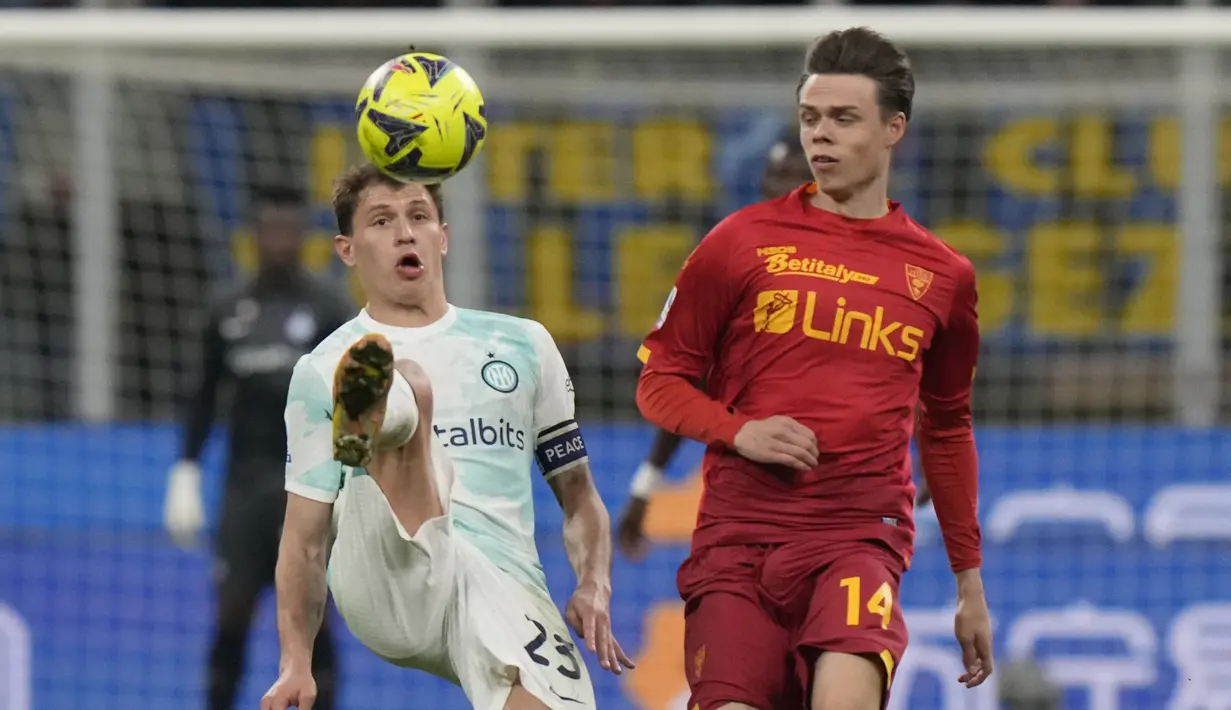 Gelandang Inter Milan, Nicolo Barella mengontrol bola dari kawalan pemain Lecce, Thorir Johann Helgason selama pertandingan lanjutan Liga Serie A Italia di stadion San Siro di Milan, Italia, Senin  (6/3/2023). Hasil ini membawa Inter kembali ke posisi dua dengan 50 poin. Lecce masih berkutat di urutan ke-15 dengan 27 poin. (AP Photo/ Luca Bruno)