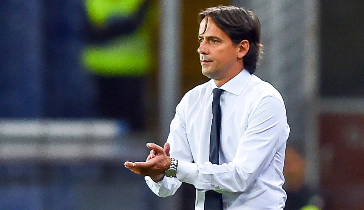 Pelatih Lazio, Simone Inzaghi memberikan semangat kepada anak asuhnya saat melawan Genoa pada lanjutan Serie A Italia di Luigi Ferraris Stadium, Genoa, (17/9/2017).  Lazio menang 3-2. (Simone Arveda/ANSA via AP)