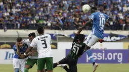 Striker Persib Bandung, Ezechiel Ndouasel, mencetak gol dengan tandukan kepala ke gawang Persiwa Wamena pada laga Piala Indonesia di Stadion Si Jalak Harupat, Bandung, Senin (11/2). Persib menang 7-0 atas Persiwa. (Bola.com/M Iqbal Ichsan)
