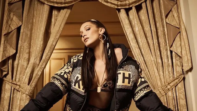 Gaya Sporty Bella Hadid dengan Streetwear Mewah Versace