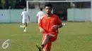 Pesepakbola Persija asal Argentina, Alan Aciar melakukan pemanasan dan mengikuti latihan bersama di Markas Yon Zikon 14, Jakarta, Senin (24/8/2015). Persija kembali berlatih untuk menghadapi turnamen Piala Presiden 2015. (Liputan6.com/Helmi Fithriansyah)