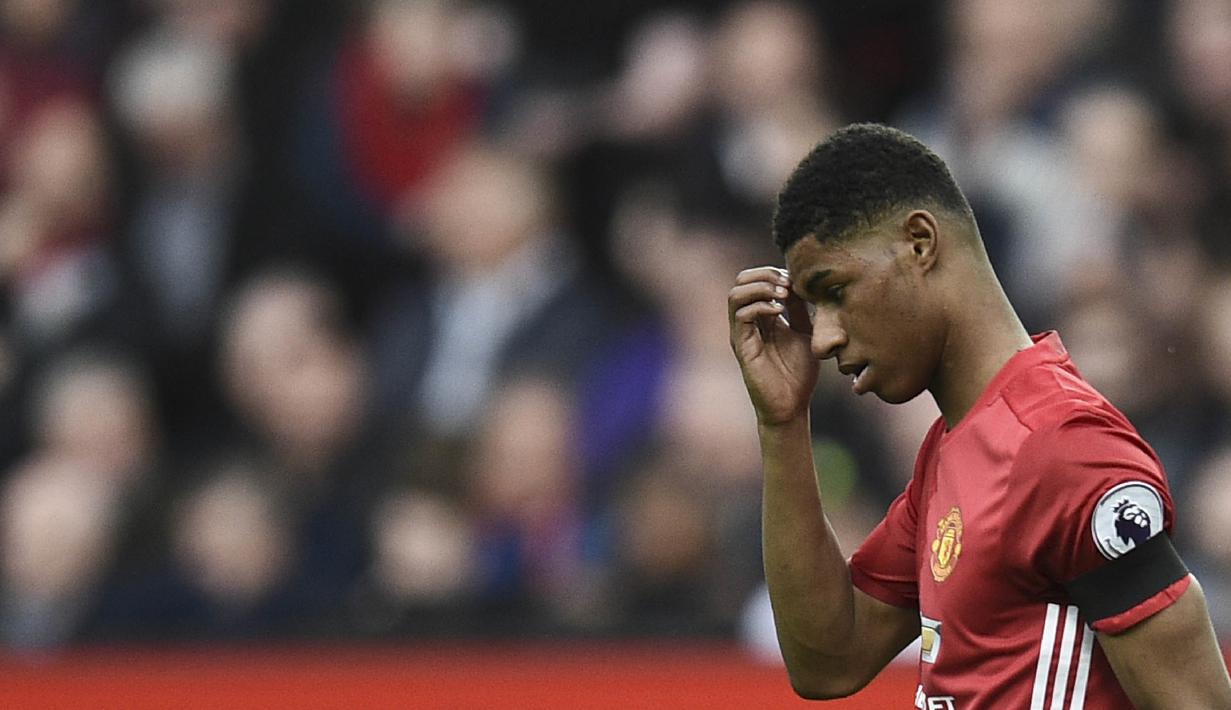 Striker Manchester United, Marcus Rashford, tampak kecewa usai pertandingan.  Dari 18 tembakan, Marcus Rashford dan kawan-kawan hanya mampu melepaskan tiga tembakan tepat ke gawang. (AFP/Oli Scarff)