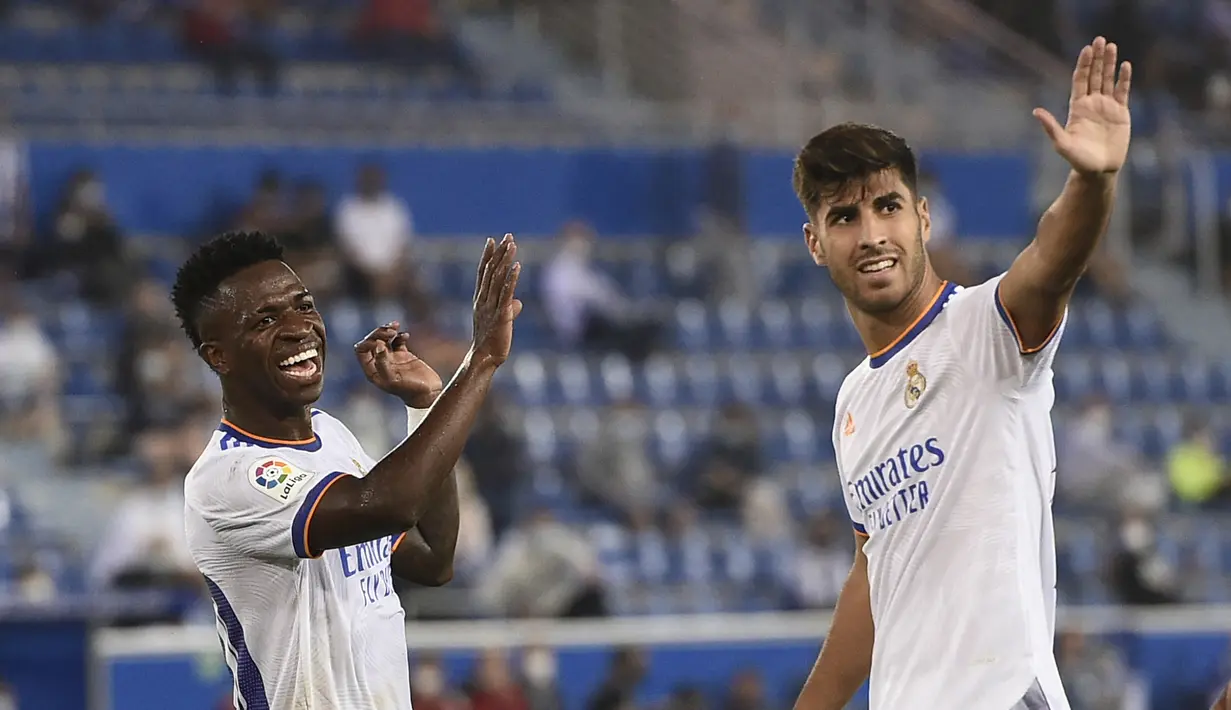 10. Marco Asensio (kanan) nampaknya tidak akan meninggalkan Real Madrid dalam waktu dekat ini. Asensio sendiri tampil reguler untuk tim asuhan Carlo Ancelotti pada musim lalu. Dia membuat 42 penampilan di semua kompetisi dengan menyumbang 12 gol dan dua assist. Sekarang, pendapatan di Madrid mencapai 189 ribu Euro per pekan atau 2,9 miliar rupiah. (AFP/Josep Lago)