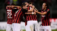 Pemain AC Milan saling berpelukan usai menaklukkan AS Roma dalam Serie A Italia di Stadion San Siro, Milan, Jumat (31/8). (MARCO BERTORELLO/AFP)