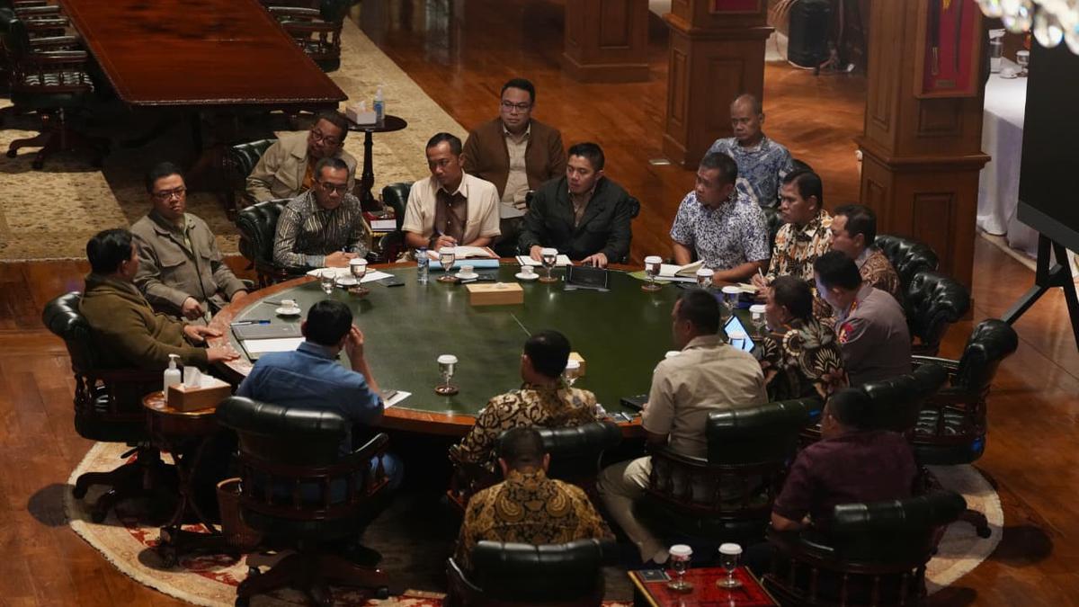 Rapat Sampai Malam, Prabowo Bahas Pertahanan dan Keamanan Sikapi Geopolitik Dunia