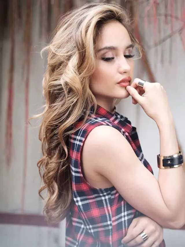 Busana Simple Cinta Laura