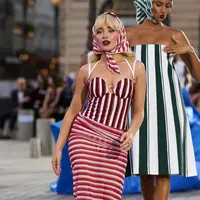 Sabrina Carpenter, penyanyi dari lagu popular "Espresso" baru saja debut melenggang di runway untuk Vogue World: Paris. [Foto: Instagram/fashionstar.martini]