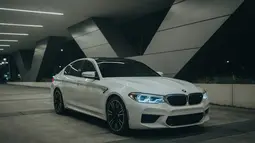 Tak Tega Liat Karyawan Kedinginan, Bos di China Hadiahi Pekerja Mobil BMW
