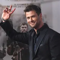 Aktor Chris Hemsworth menyapa penggemarnya saat menghadiri pemutaran perdana film "12 Strong" di Jazz di Lincoln Center, New York City (16/1). Dalam film ini  Chris Hemsworth bermain sebagai tokoh utama. (AFP Photo/Angela Weiss)
