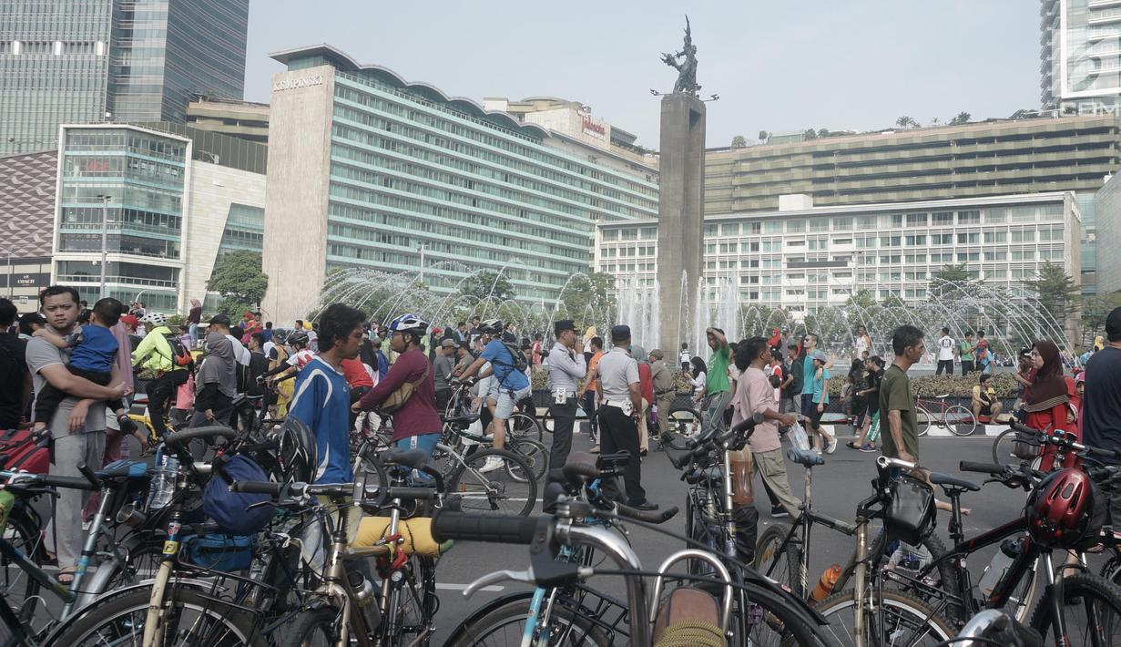 Sejumlah sepeda terparkir saat Car Free Day di Jalan MH Thamrin, Jakarta, Minggu (16/6/2019). Pemprov DKI Jakarta kembali memberlakukan HBKB atau car free day di Jalan MH Thamrin dan Jalan Jenderal Sudirman pascalibur lebaran setiap hari Minggu pukul 06.00 - 11.00 WIB. (Liputan6.com/Angga Yuniar)