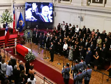 Mendiang mantan Presiden Chile Sebastian Pinera disemayamkan di Gedung Kongres Nasional, Santiago pada tanggal 7 Februari 2024. (RODRIGO ARANGUA/AFP)