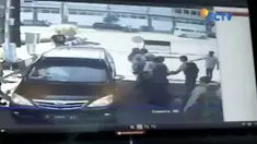 Rekaman CCTV memperlihatkan detik-detik pengendara sepeda motor yang berboncengan mendekati pintu masuk Mapolrestabes Surabaya.